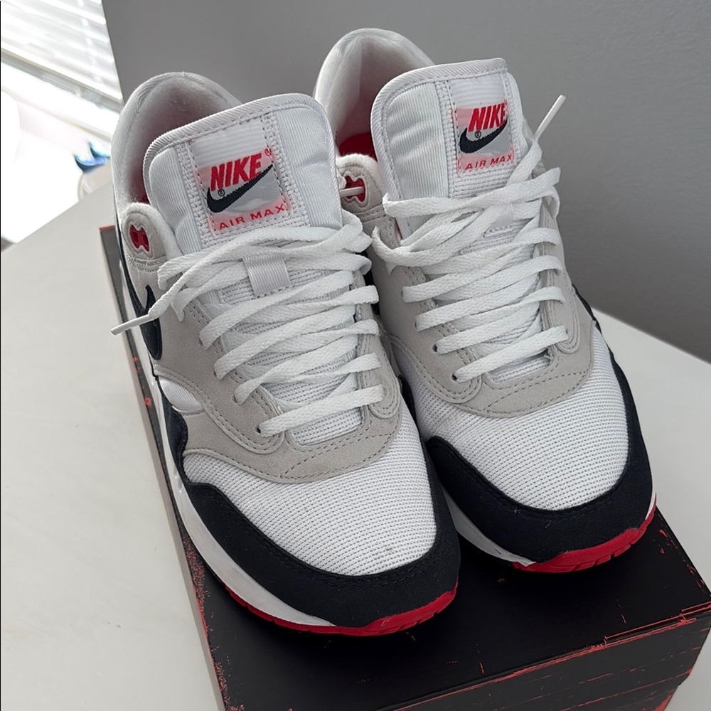 Nike White Black Sneakers with Air Max Cushioning